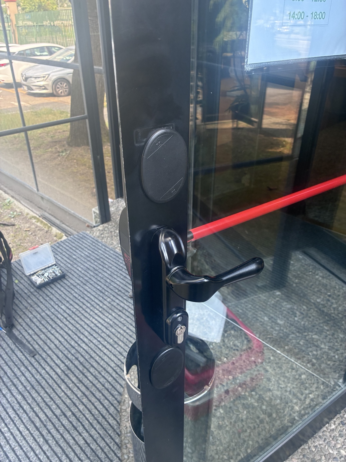 Sistema di chiusura su porta in vetro